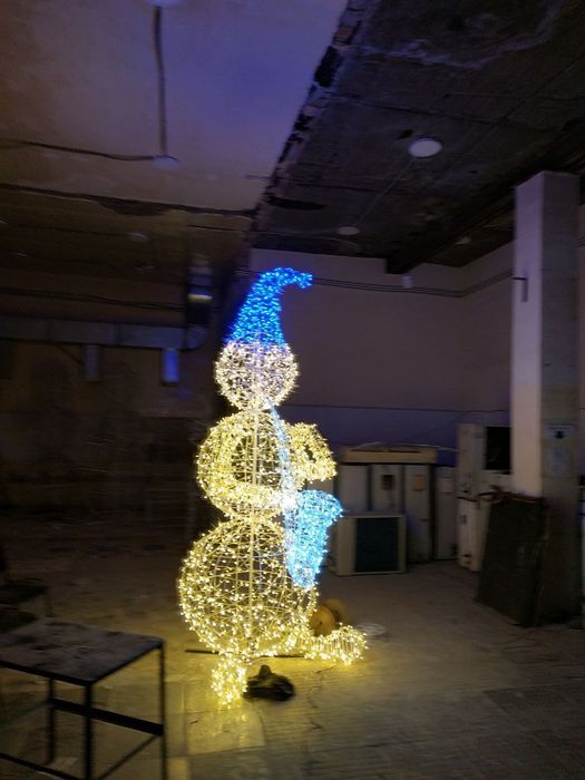 Новогоднее оформление фасадов зданий магазинов домов офисов