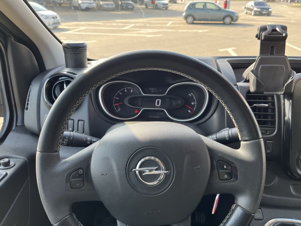 Vand Opel Vivaro 9 locuri , motor 1,6 anul 2019