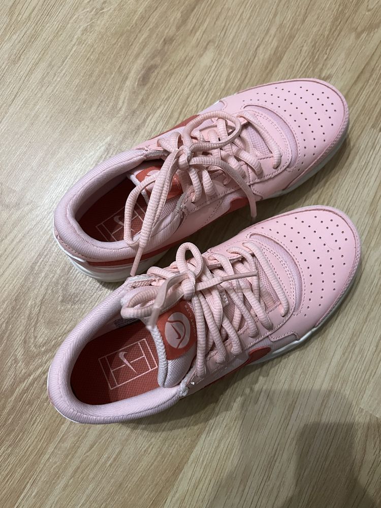Нови дамски маратонки NIKE