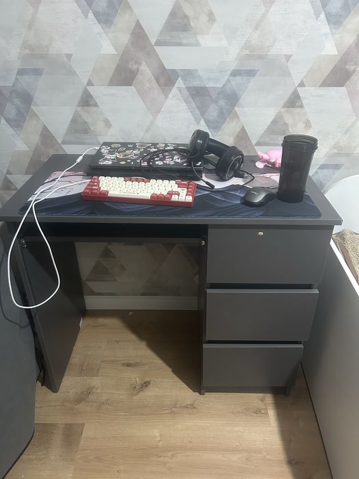 Продаю кровать и стол в хорошем состоянии. Подойдут для дома или дачи