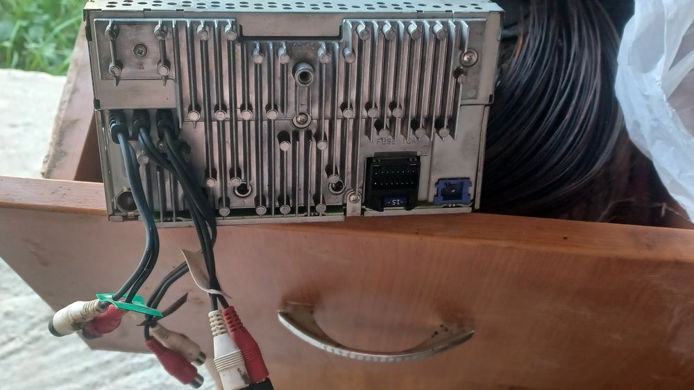 Vând subwoofer și radio cu cd și casetă