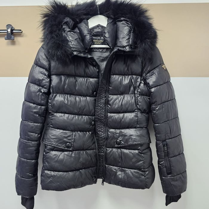 Късо зимно яке черен цвят М размер с естествен косъм