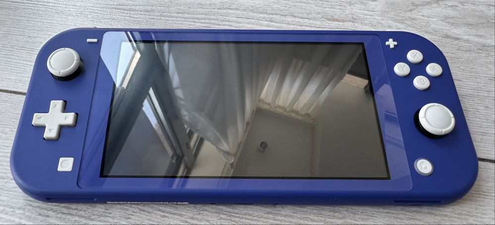 Nintendo Switch Lite с оригинальным чехлом