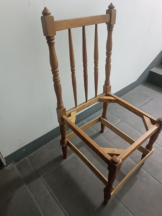 Стул деревянный резной