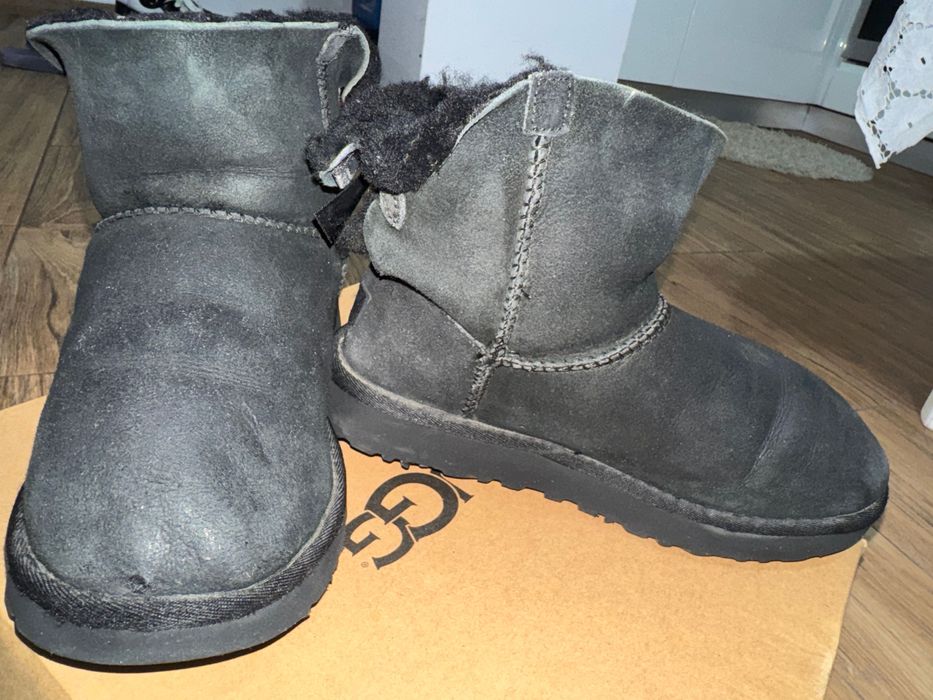 Ugg uri negre, in stare buna