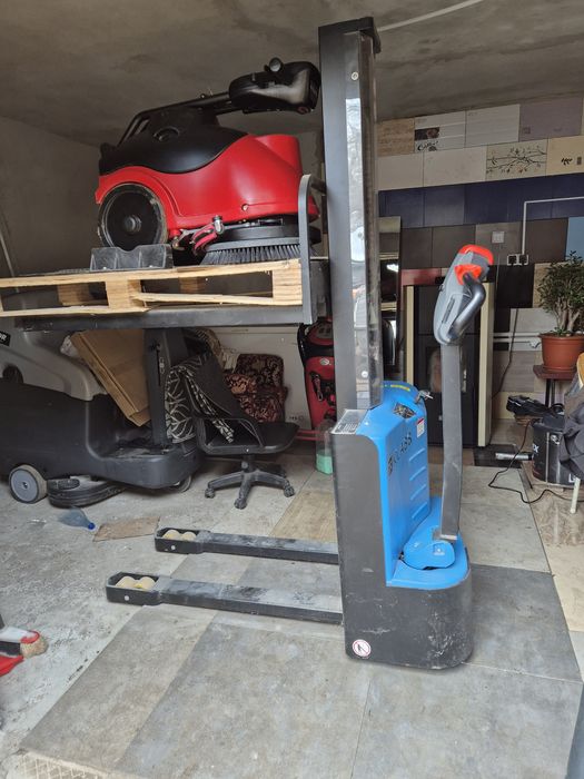 Se vand:presa peleti / transpalet electric