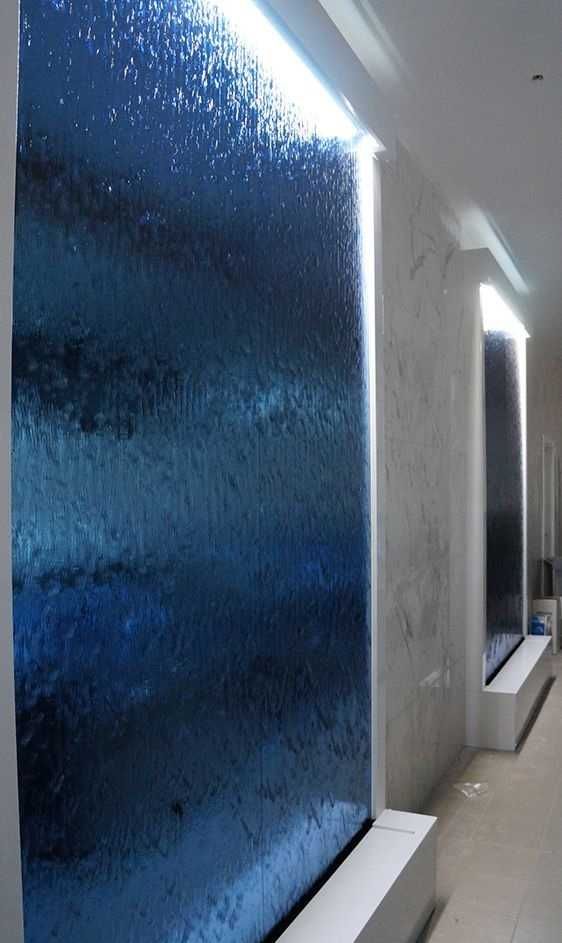 Водянные стеновые панели и водопад по стеклу