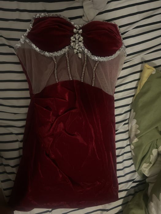 Rochie , doar probata , culaore rosie , pretul se si poate scadea me