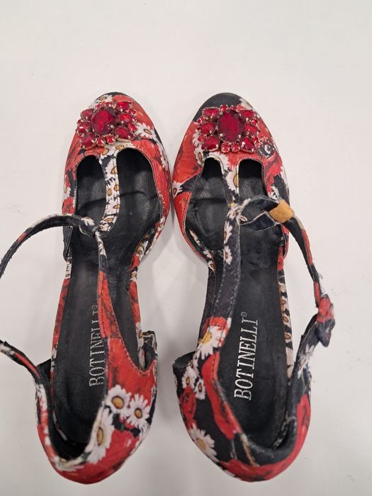 Sandale inflorate marimea 40