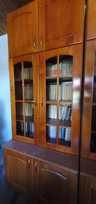 Vând biblioteca din lemn masiv cireș