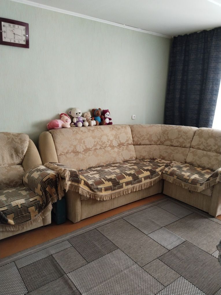 Продам угловой диван .можно собрать на разные стороны.б.у