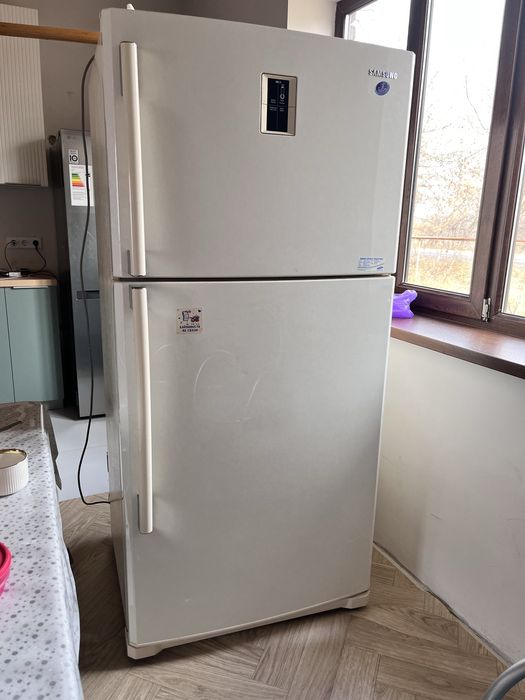 Продам холодильник большой вместительный