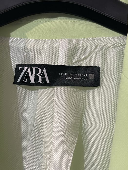 Цвят лайм сако от  Zara