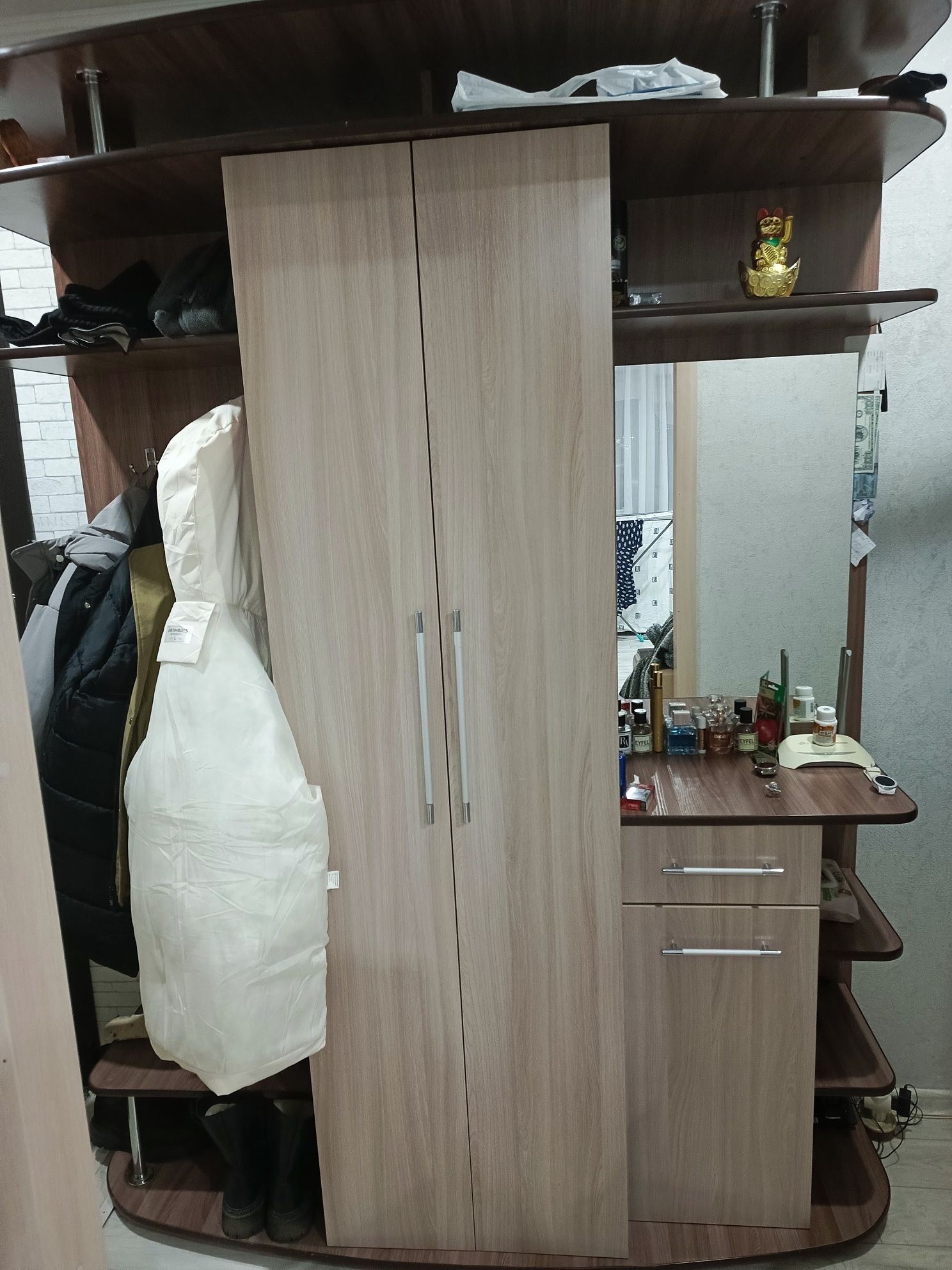 Продам прихожую...