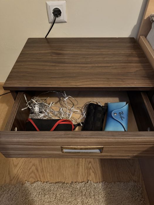 Продавам масивни нощни шкафчета