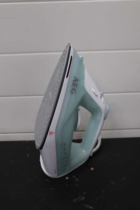 Парна ютия AEG DB 1740LG с индикатор за остатъчна топли 2400W