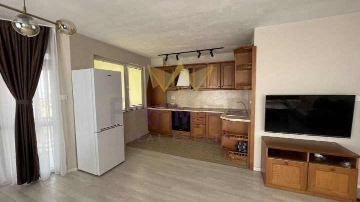 Дава се под наем Тристаен апартамент в Варна, Бриз - 130 кв.м за 765 € - Снимка #2