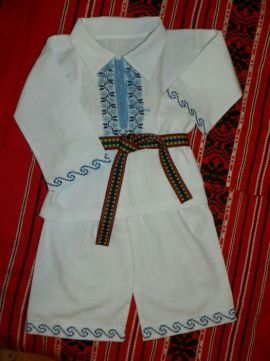 Costum popular brodat manual