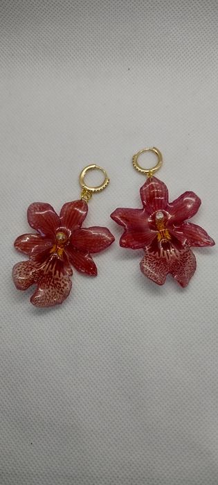 Обеци с естествен цвят на мини орхидея Miltonia.  Цветче с размери 5/4