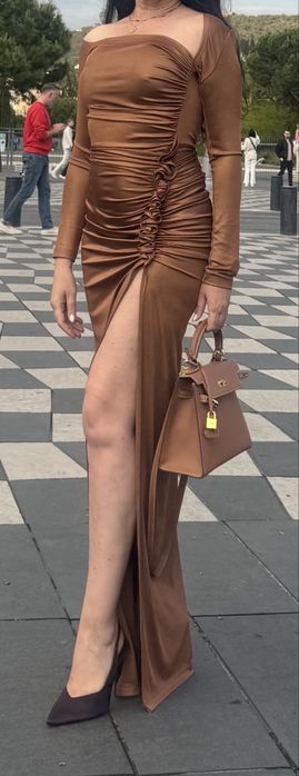 Рокля Cliche reborn в актуалния цвят за сезона за офицален повод