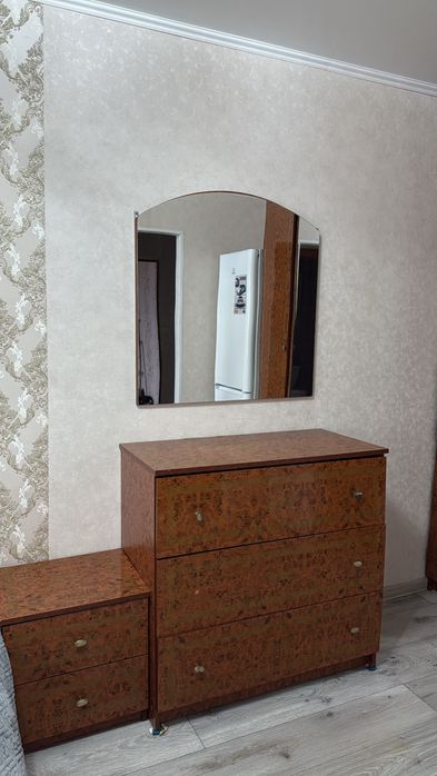 Продам комод +зеркало и 2 прикроватные тумбы
