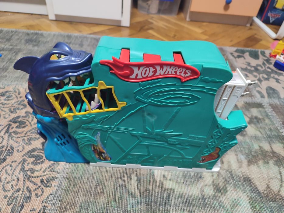 Hotwheels  писти- 2 крокодила, горила, динозавър и акула