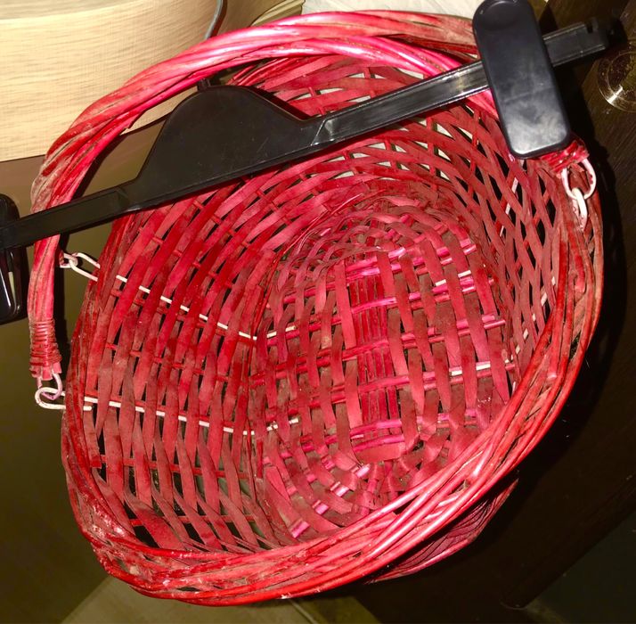 Coș rosu pentru picnic sau pentru ce dorește fiecare