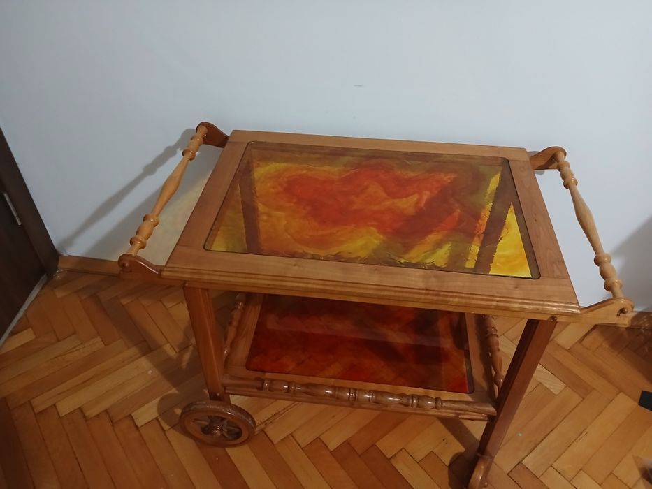 Ръчно изработена  масичка за сервиране с  ръчно рисувани плотовe