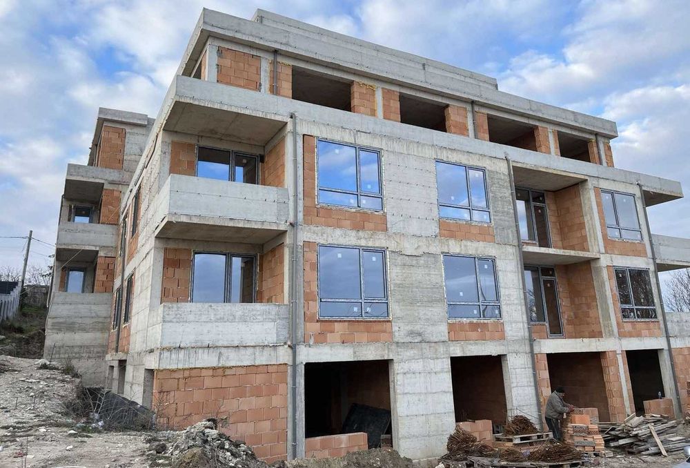 Двустаен с гараж и морска гледка, Траката