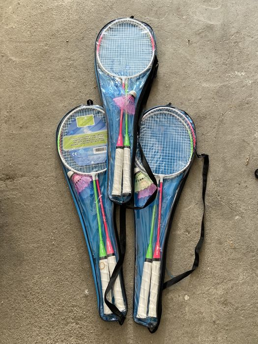 Set complet badminton: mașină automată, fluturași, rachete – Timișoara