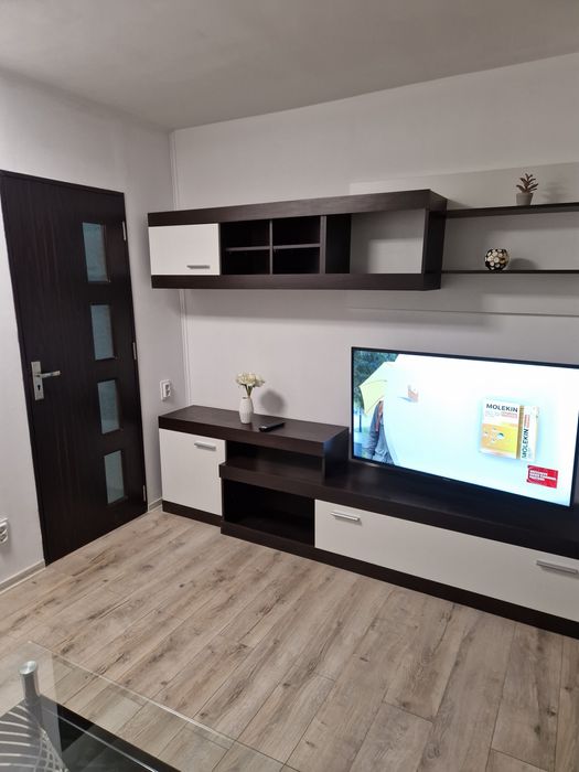 Inchiriez in regim hotelier apartament 2 camere decomandat parter