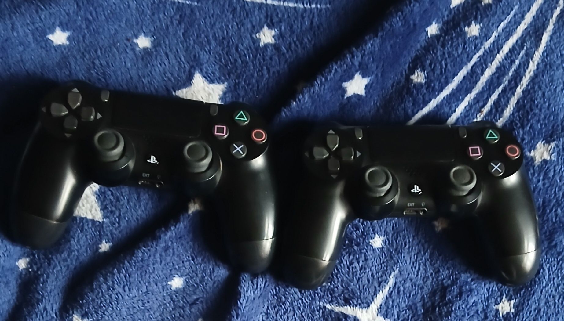 Vând PS4 două manete