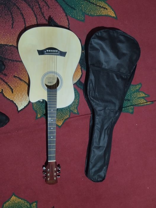 Гитару продам акустическая