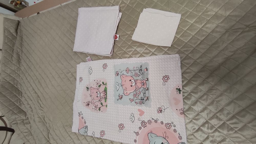 Бебешки комлект чаршафи 2 бр  и олекотена завивка за бебешко креватче