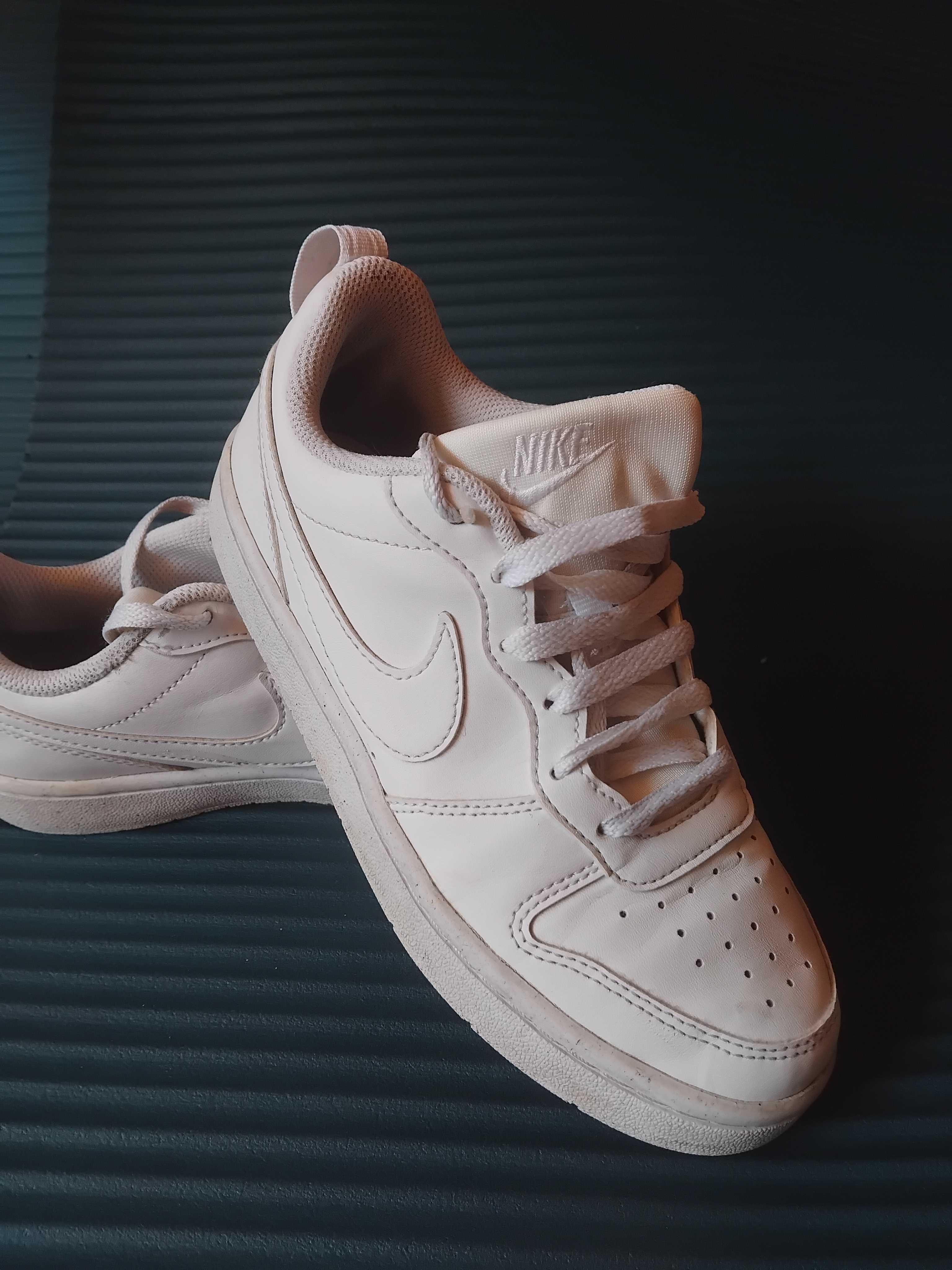 NIKE 100% оригинални бели маратонки