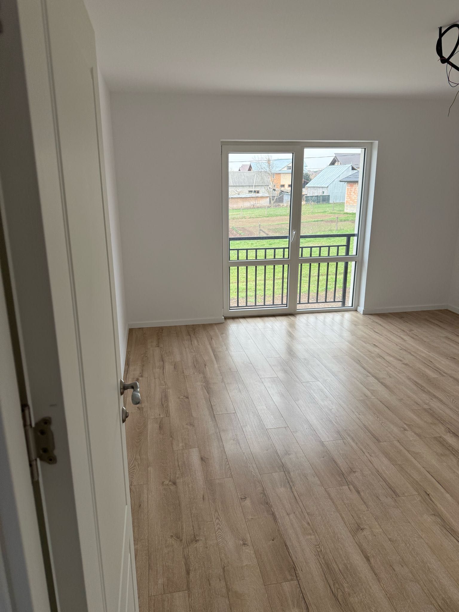 Casa ideală pentru familie – stradă privată, aproape de oraș! Lisaura