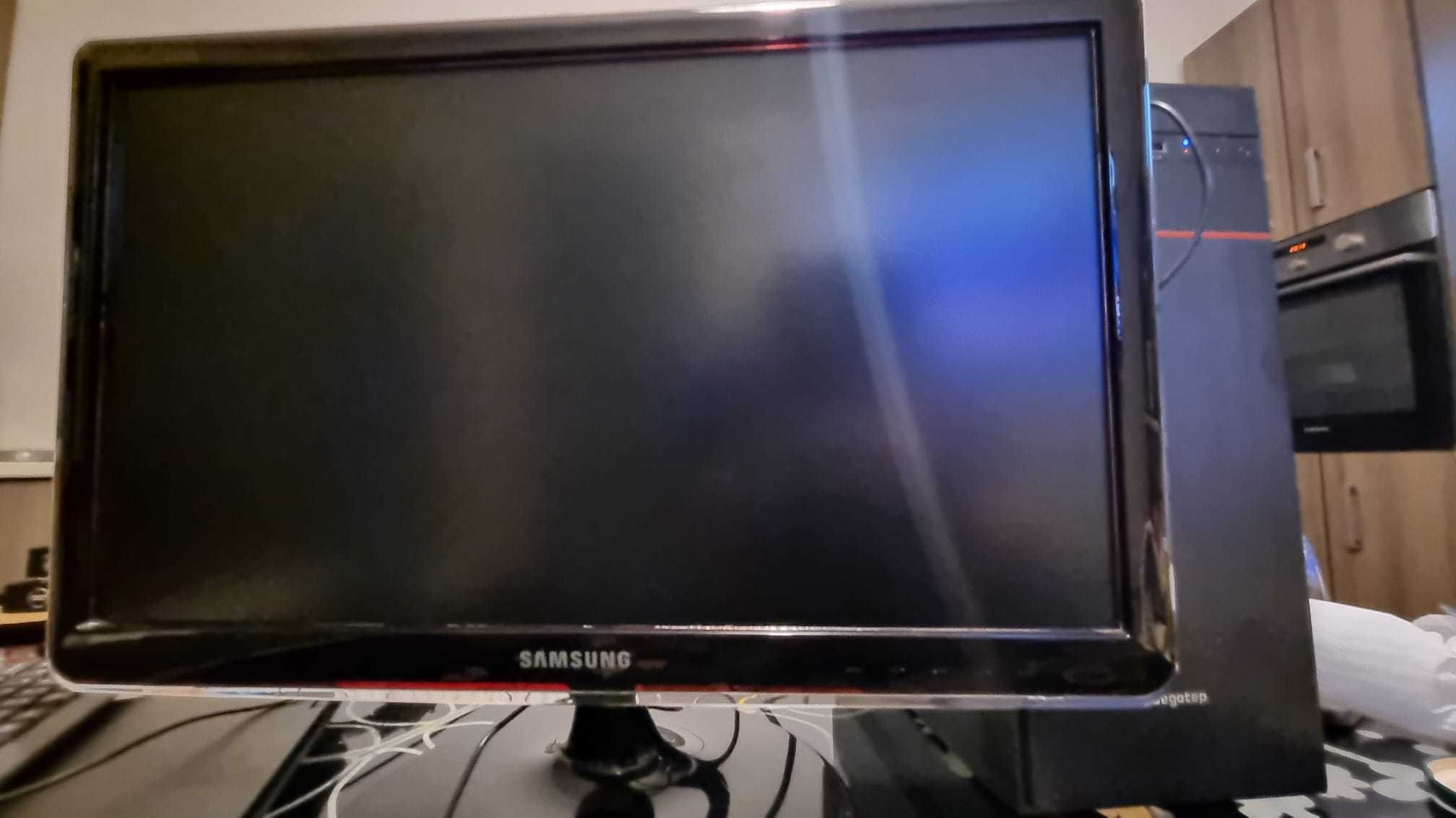 Calculator + Monitor AMD Ryzen 3 3200G pana la 4.0GHz, 8GB, SSD 240G