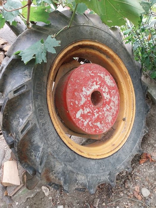 Vând tractoraș hinomoto e18 pentru dezmembrat