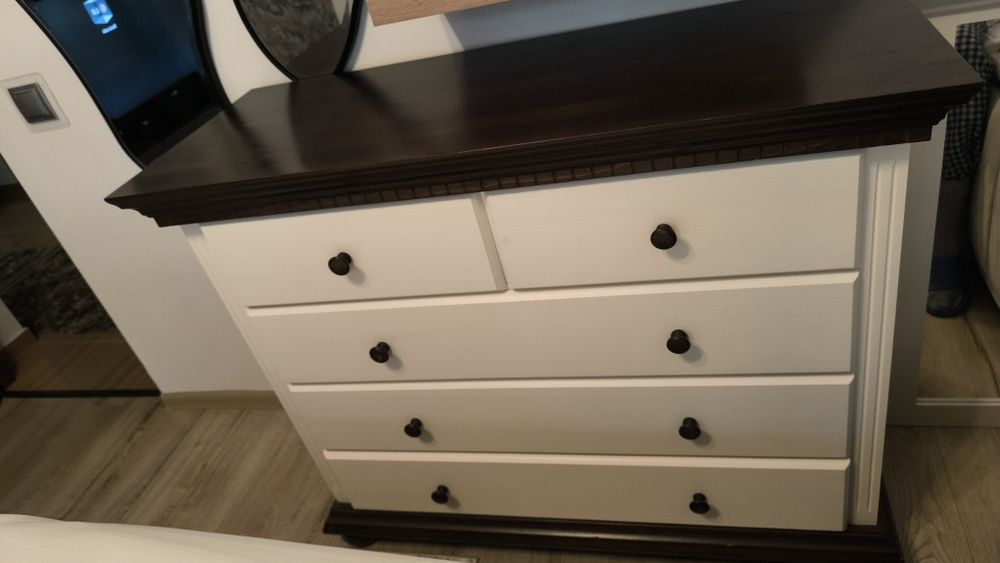 Comoda dormitor lemn masiv alb cu maro