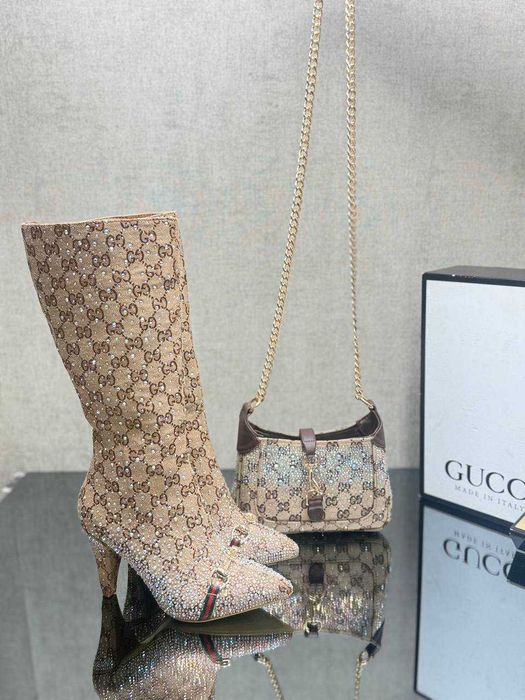 Cizme cu geanta la set