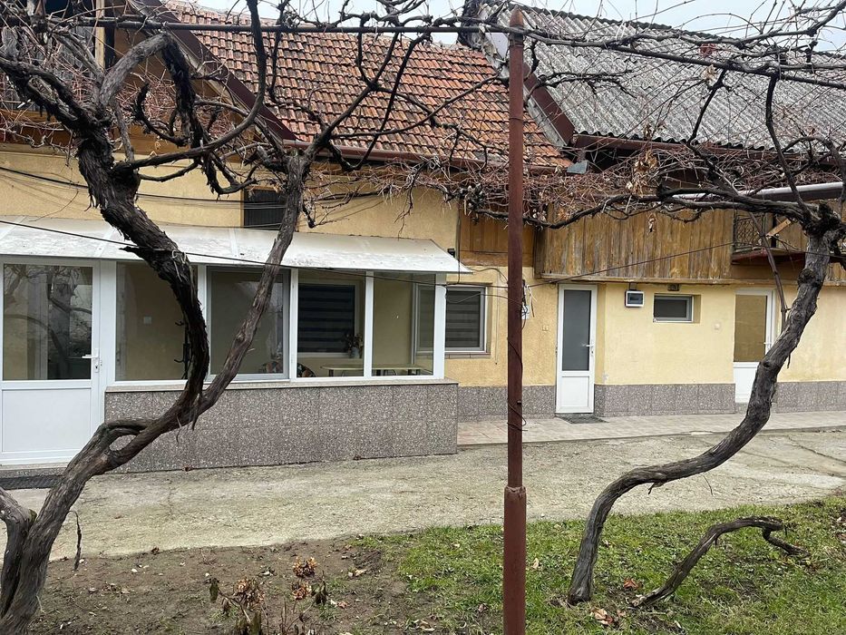 inchiriez apartament intr-o casa cu curte comuna si parcare