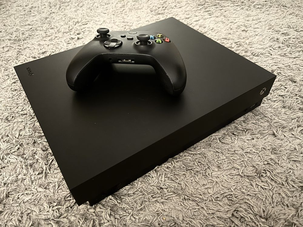 Xbox One X 1 TB в идеальном состоянии