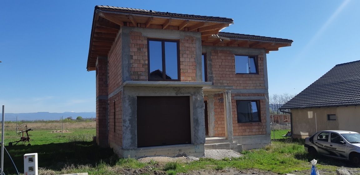 Casa noua, de la 115000 Euro , P+1E si teren 550 mp. in Reghin