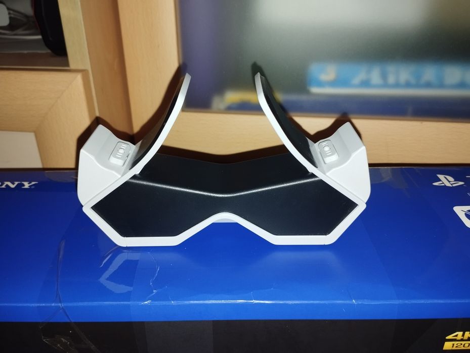 Playstation 5 отличен с два контролера и игри