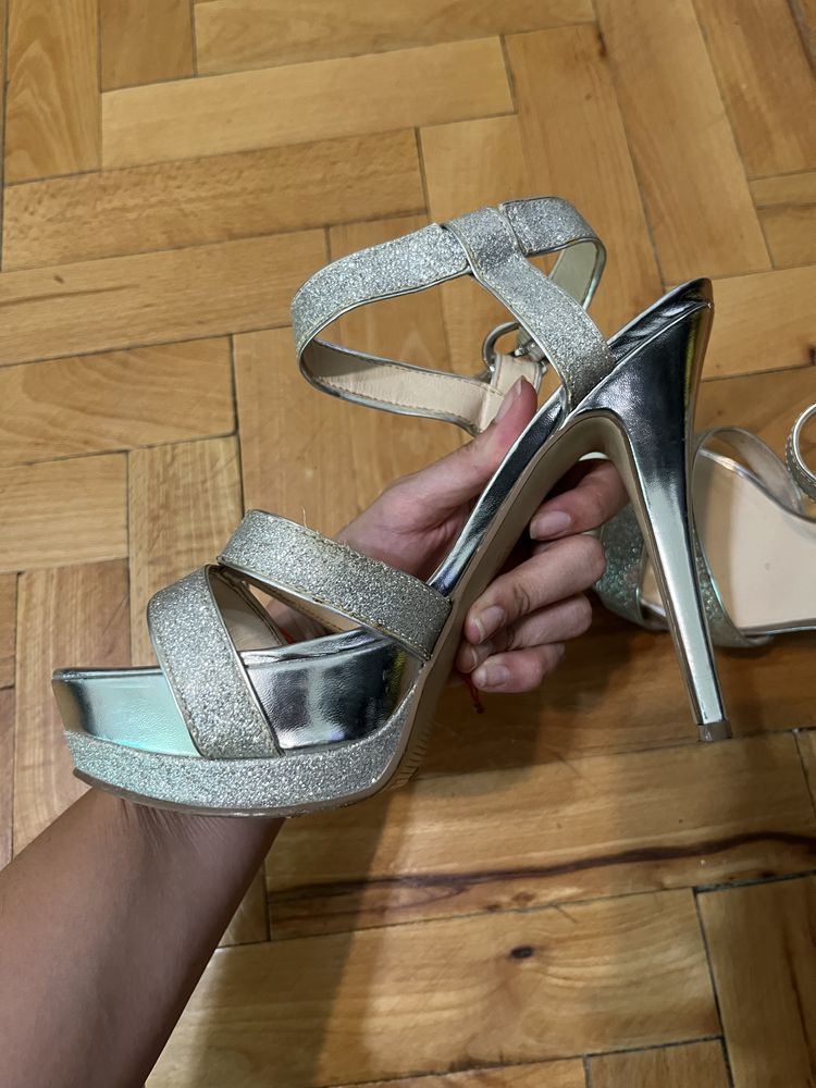 сандали на GUESS