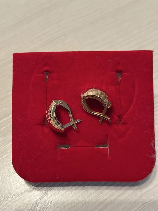 Продам золотые серьги