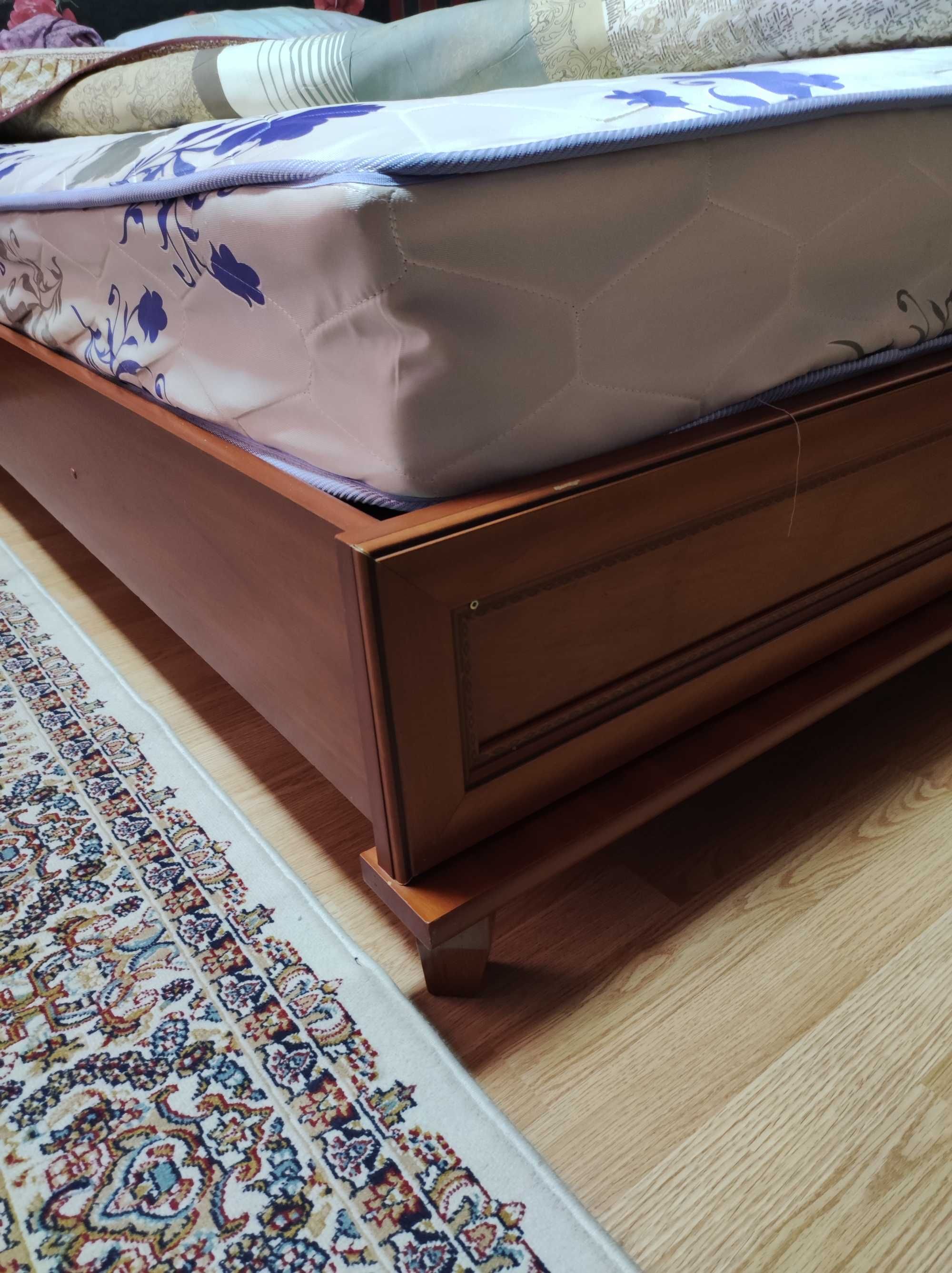Продам двуспальнюю кровать с матрасом
