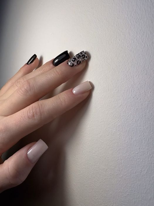 Caut model pentru manichiura gratuit