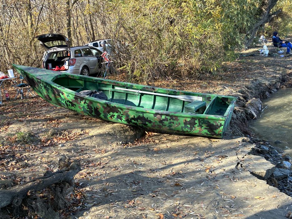 Barca lemn imbracata in fibra de sticla.