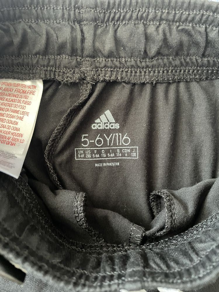 Pantaloni scurti Adidas noi